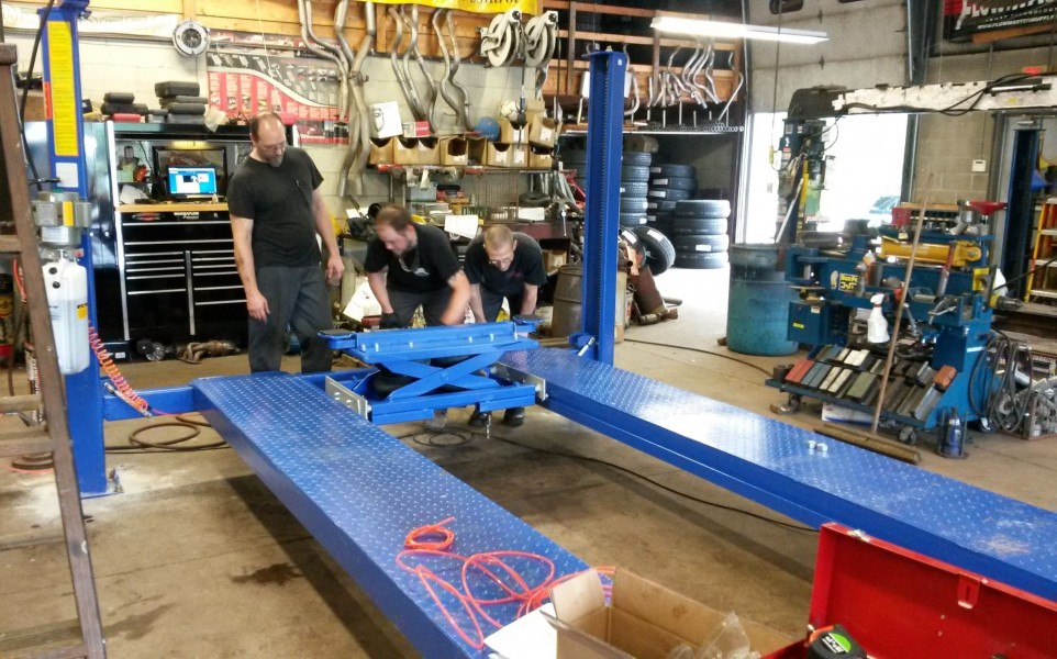 Hollstein 4Post 14000 with flat runways and 8000 lb jacks (1)b